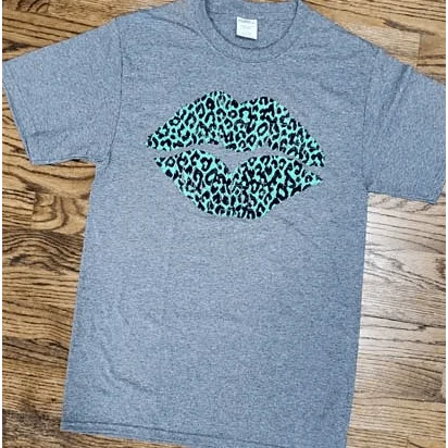 Leopard lips - turquoise t-shirt Fashionable Trendy Casual